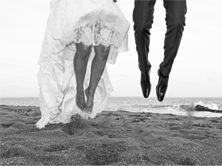 photo mariés qui sautent sur la plage